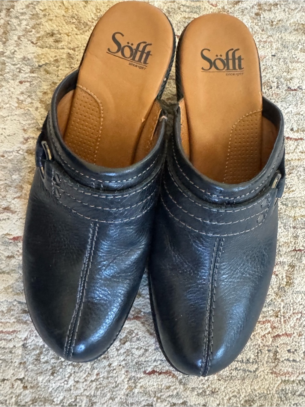 Sofft women’s Black Leather Slip-On Clogs size 7.5